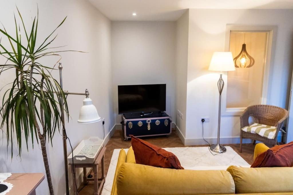 Amarelo Apartment, Central Charlbury, 1 Super King Bed Luaran gambar