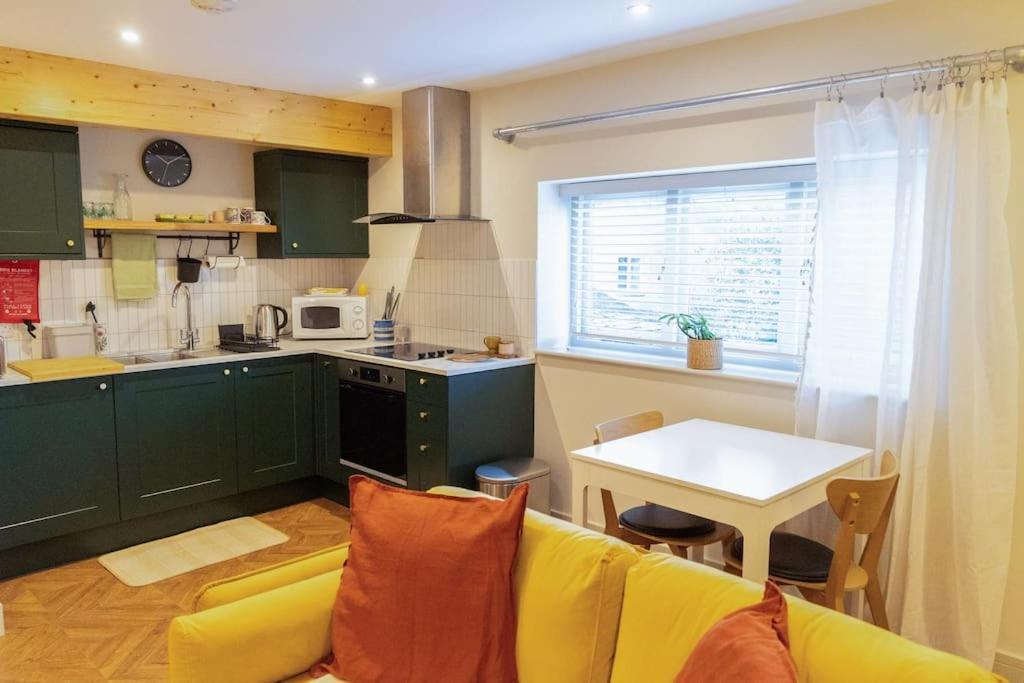 Amarelo Apartment, Central Charlbury, 1 Super King Bed Luaran gambar