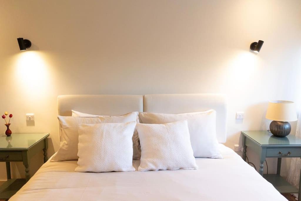 Amarelo Apartment, Central Charlbury, 1 Super King Bed Luaran gambar