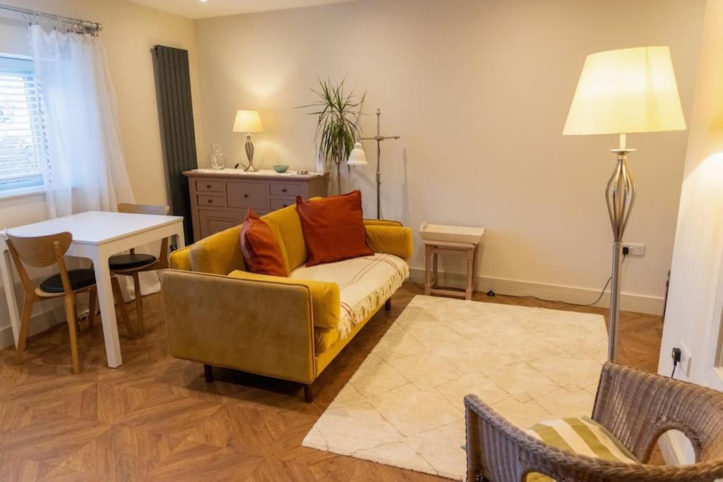 Amarelo Apartment, Central Charlbury, 1 Super King Bed Luaran gambar